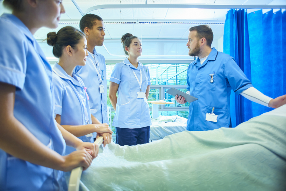 s960_student_nurses_around_a_patient_s_bed